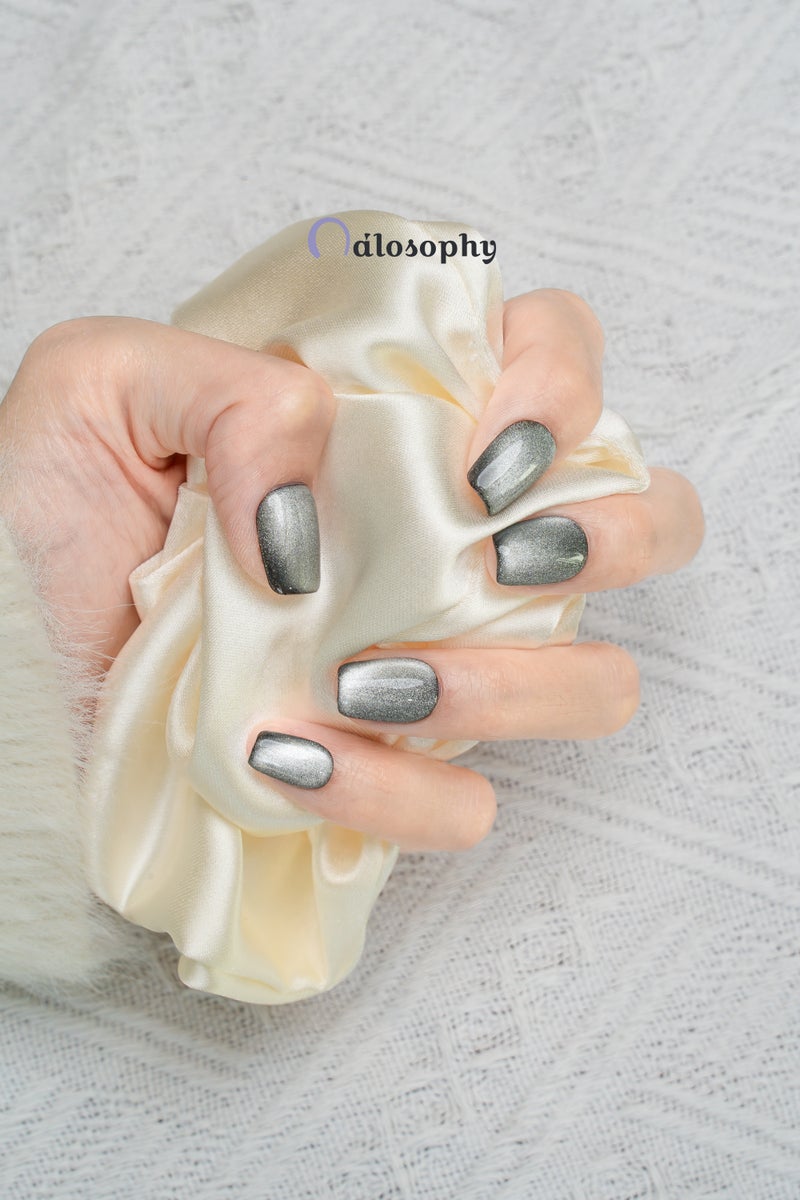 Nailosophy أظافر ضغط فاخرة مصنوعة يدويًا بلون جالاكسي رمادي بعيون قطة | شكل مربع - Image 4